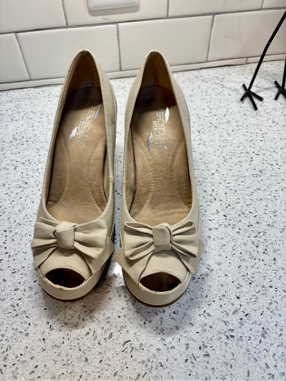 AEROSOLES Cream Peep-Toe Bow Wedges Sz-7.5m